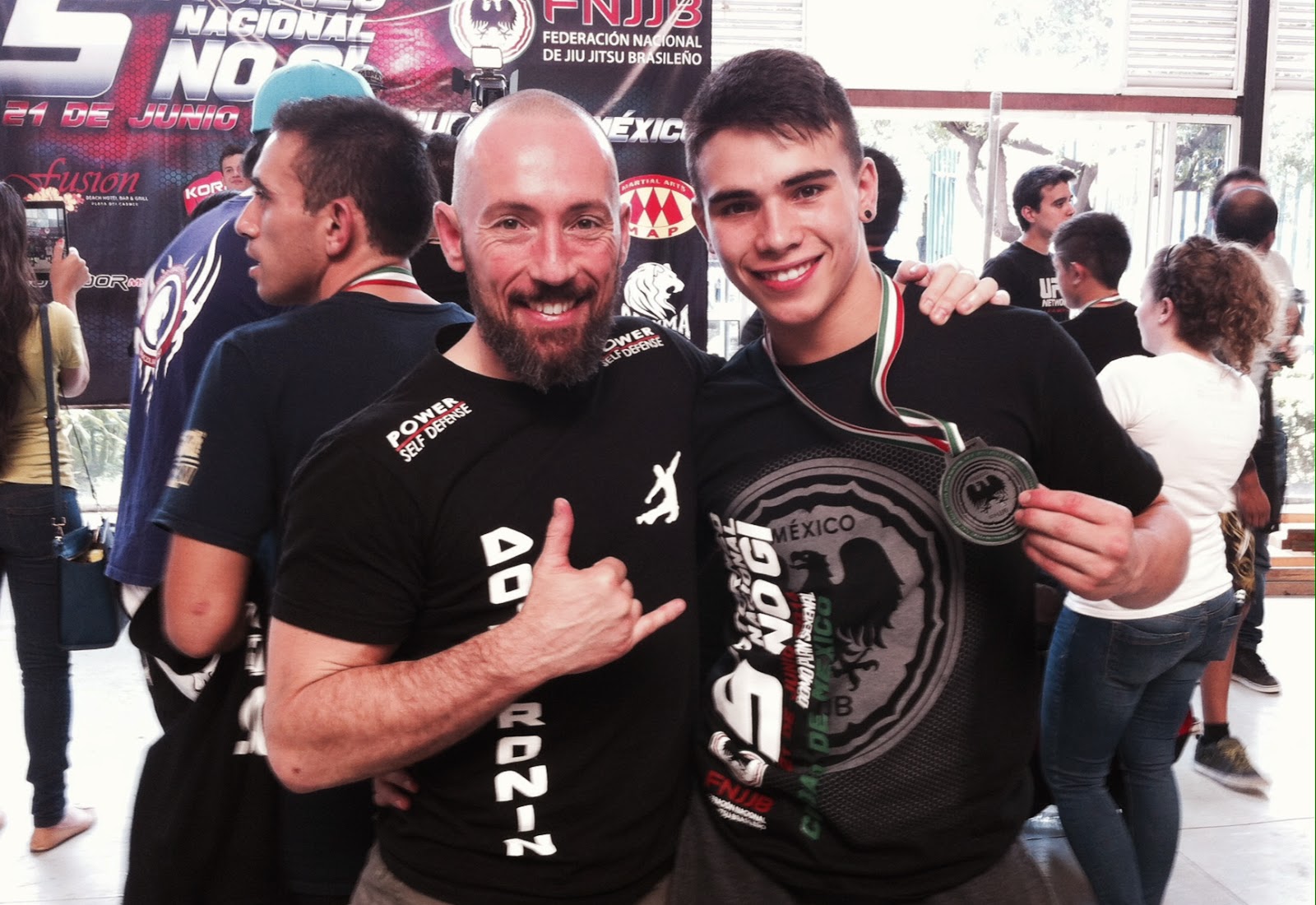 Una vez más, Tona saca su acostumbrado triangulo
de brazo, lo encaja, su oponente aguanta.  Para finalizarlo, Tona lo modifica con un knee-mount, anota 3 puntos más, obligando su adversario al “tap”