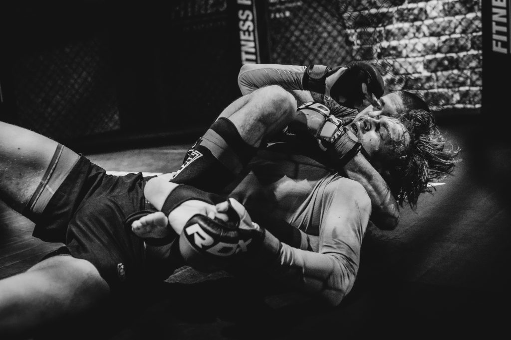 La stratégie pour vaincre en MMA : à la décision, sur un 3×3, gagner absolument le R2 !